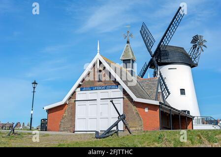 `s Anne 22.04.2021 , Lancashire-England -`s - Lythams altes Rettungsboothaus und seine historische Windmühle auf Lytham Green Stockfoto